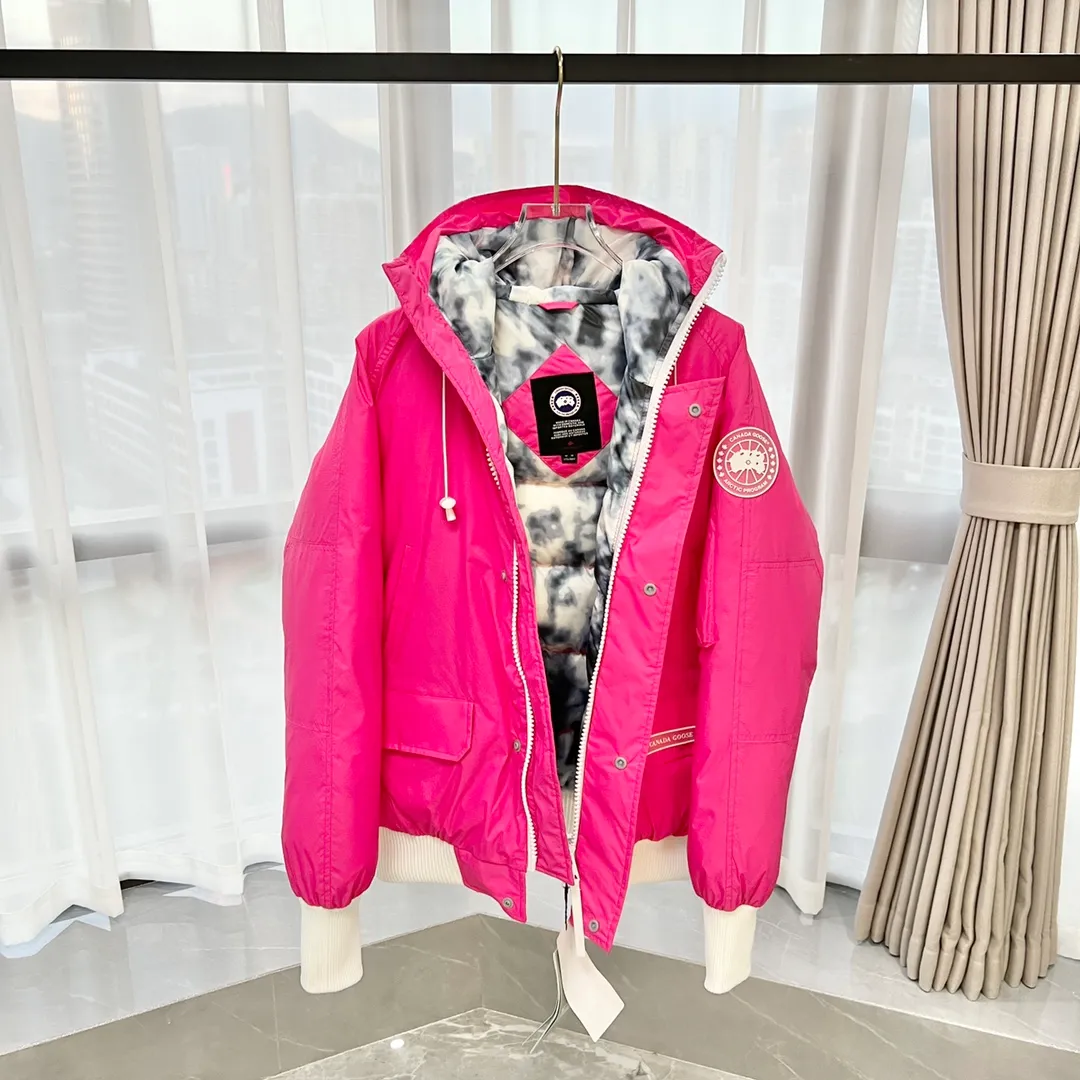 P780 𝗖𝗔𝗡𝗔𝗗𝗔 𝗚𝗢𝗢𝗦𝗘｜Canada Goose Glacier THE ICONS series Chilliwack bomber jacket 7999U1 Product color: black, white, dawn blue, pink, mood blue Size: S, M, L, XL, XXL Description: The Chilliwack bomber jacket was originally designed for pilots in the uninhabited areas of northern Canada. It is durable, warm and easy to move, which can meet the needs of pilots working in the Arctic waterways. Chilliwack's iconic style remains popular and is a popular jacket from Canada Goose. The Northern Lights capsule collection is reimagined in rich hues inspired by the stunning colors of Canada's north. The Glacial Haze capsule series is improved with an eye-catching and layered color series, giving people the feeling of being caught in the mist around icebergs and glaciers. Material list: 1⃣ Original custom-made double plain 9500-100% nylon nylon fabric 2⃣ Original YKK zipper, not a sub-factory product 3⃣ National standard 80% widely inspected white duck down, (ZP uses 80% white duck down/everything that boasts 90% is fake) Material analysis characteristics: 1⃣ Original factory/9500-100% nylon100% nylon Lurex yarn is actually 100% nylon. Nowadays, there are few pure ones. Most of them are mixed with cotton or polyester. Our top-quality original version is developed in accordance with ZP and uses the same material. 2⃣ As we all know, the original version uses 80% white duck down. The fill power refers to the cubic inches of volume occupied by each ounce (30 grams) of down under certain conditions. If one ounce of down occupies 500 cubic inches, the fill power of the down is 500. So we can simply understand it as: fill power is the volume of down, and the volume of down is fill power. The higher the fill power of down, it means that under the same filling amount, down can fix a larger volume of air layer to keep warm and insulate, so the warmth retention of down is better.